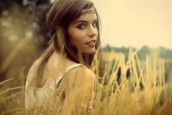 Chica con el pelo rubio en el campo