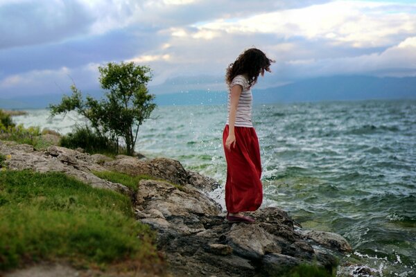 La jeune fille est venue à la mer pour élever l humeur