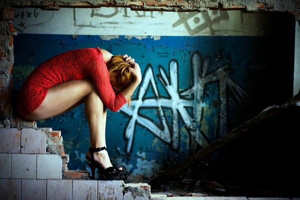 Chica en rojo en las escaleras