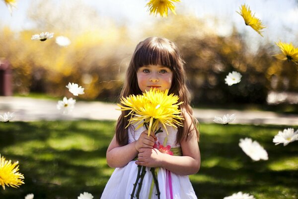 Fille avec un bouquet d asters jaunes