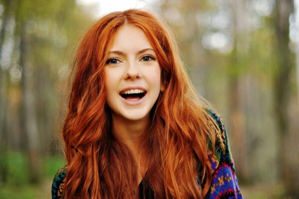 Belle fille Rousse avec un sourire contre nature