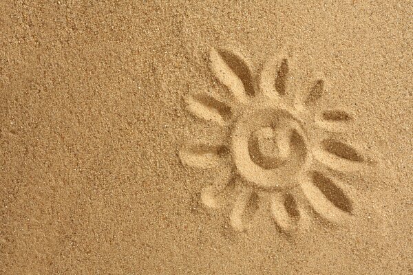 Malowane słońce na złotym piasku
