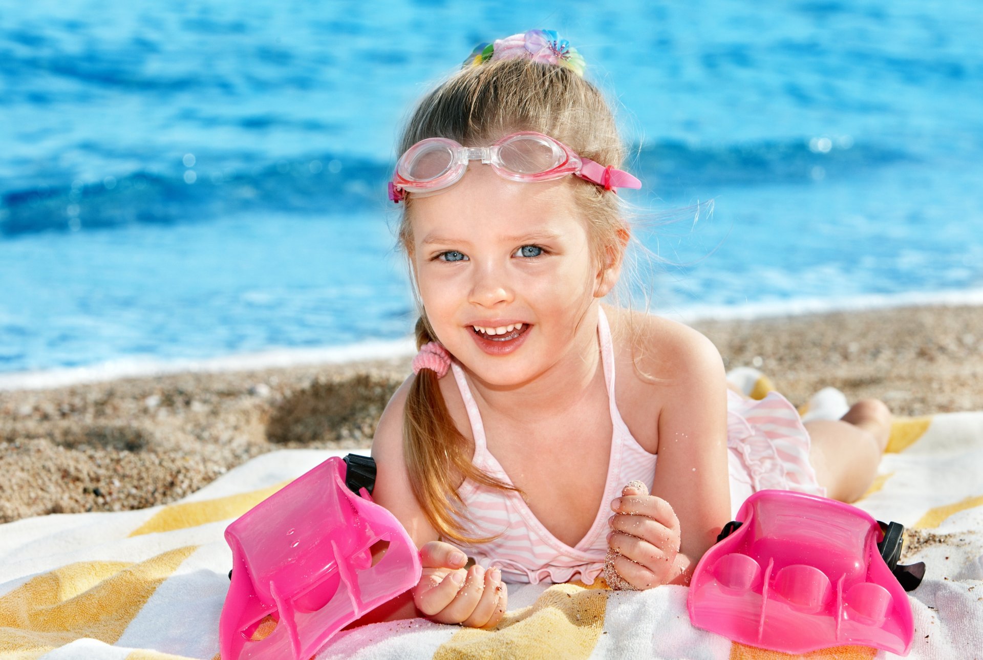 glückliches kleines mädchen schwimmer kind glück freude strand sommer meer glückliches mädchen schwimmer kinder niedlich schön lustig sommer