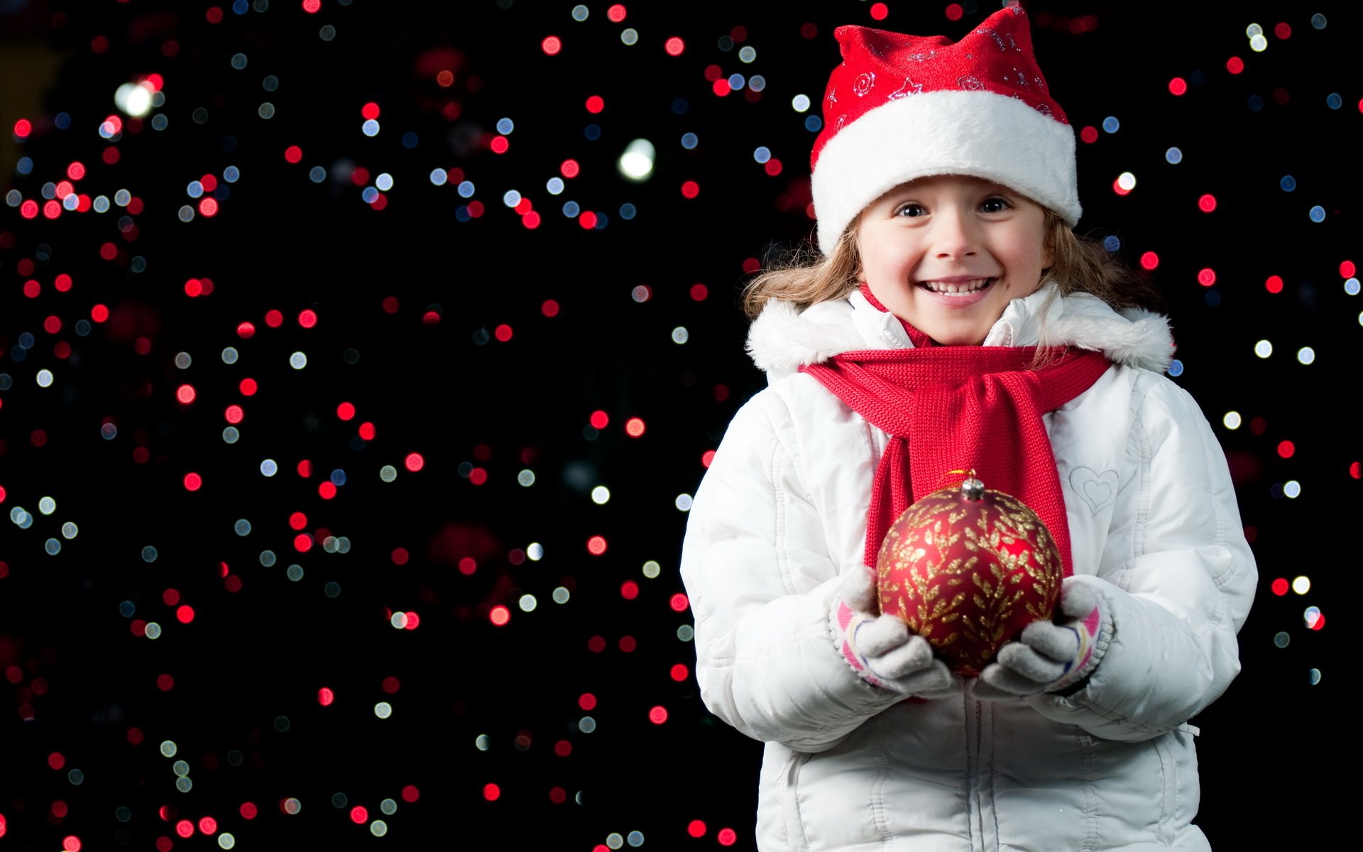 año nuevo vacaciones vacaciones feliz navidad estado de ánimo alegría felicidad sonrisa bebé niña árbol de navidad bola rojo sombrero gorro guantes noche luces