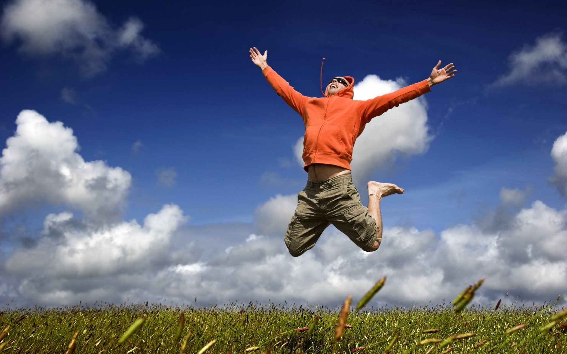 stimmung freude glück sprung fliegen mann kerl gras himmel wolken