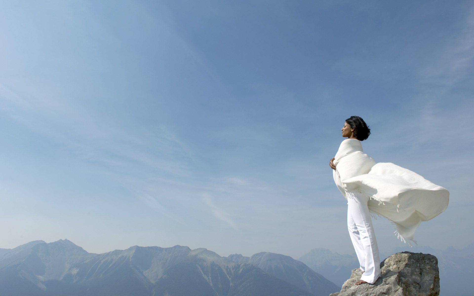 fille roches montagnes sommet ciel en blanc vent