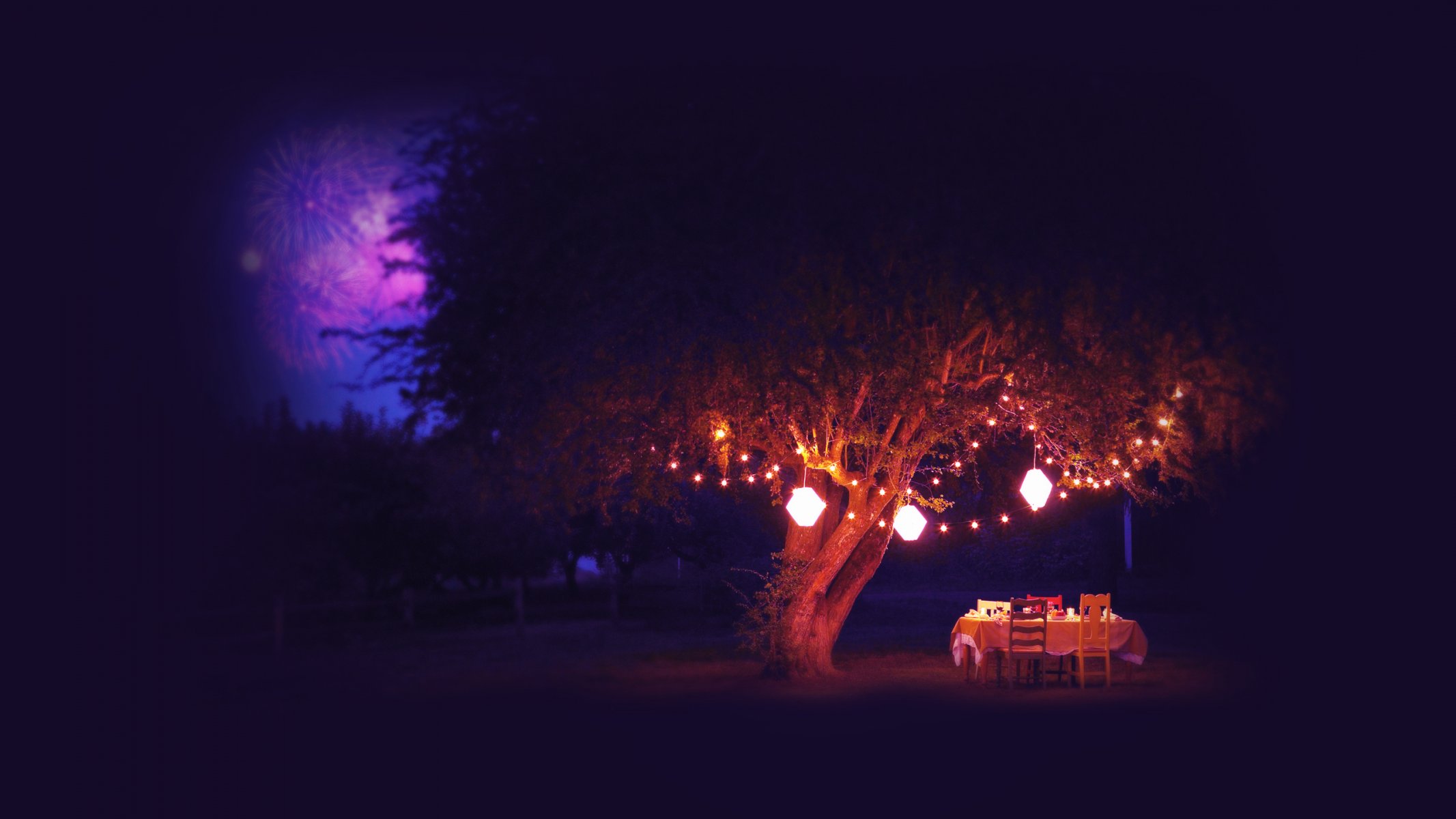 verano mesa noche árbol linternas fuegos artificiales fuegos artificiales