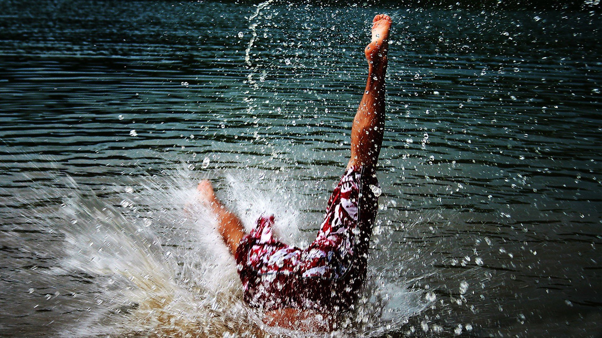 mann wasser sprung beine shorts tropfen spritzen sommer urlaub