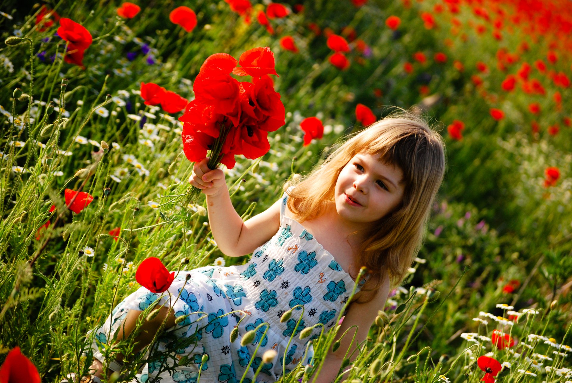 jolie petite fille champ vert fleurs bonheur enfant enfance enfants