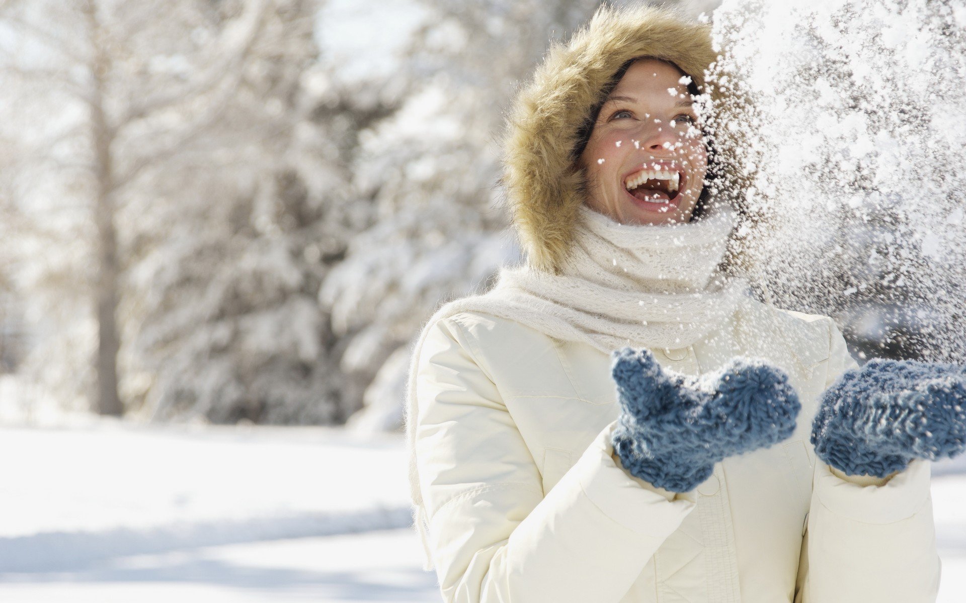 humeur fille neige hiver joie rire sourire flocons de neige gants mains nature