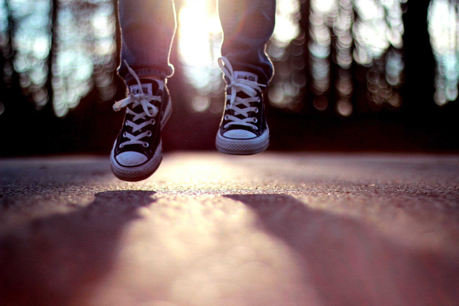 umore salto scarpe da ginnastica giorno sole bokeh