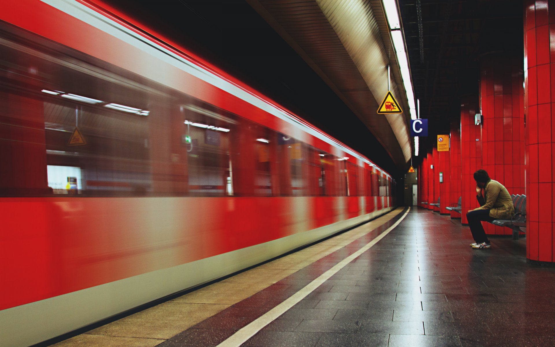 einsamkeit wegfahrender zug bahnhof