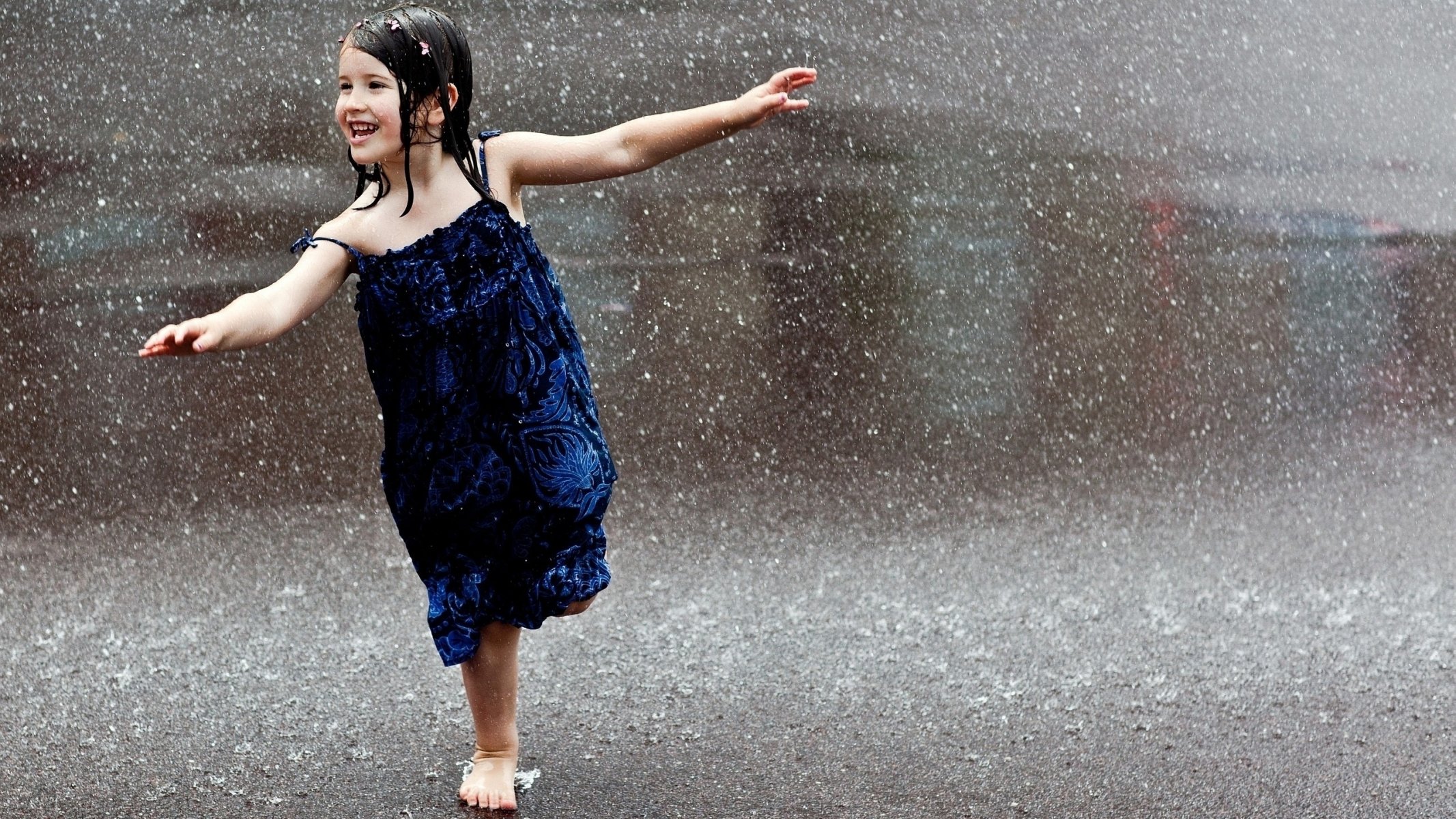 estado de ánimo niña morena cabello bebé niños mojado lluvia lluvia descalzo alegría risa diversión con una pierna vestido azul sonrisa camino figura pose avión gotas macro calle ciudad fondo de pantalla fondo de pantalla de pantalla ancha 2560 1440