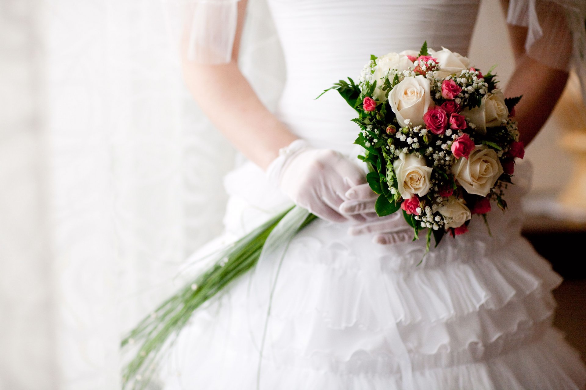 wedding roses white dress bouquet