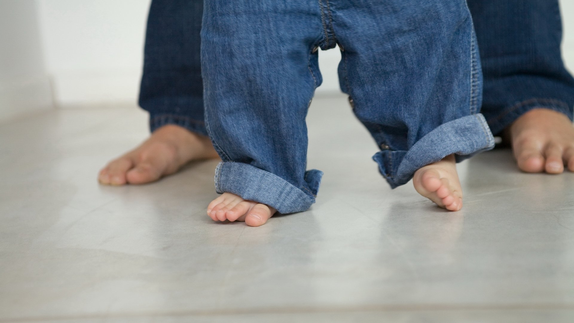 stimmung kind kind kleinkind baby baby füße erste schritte vater