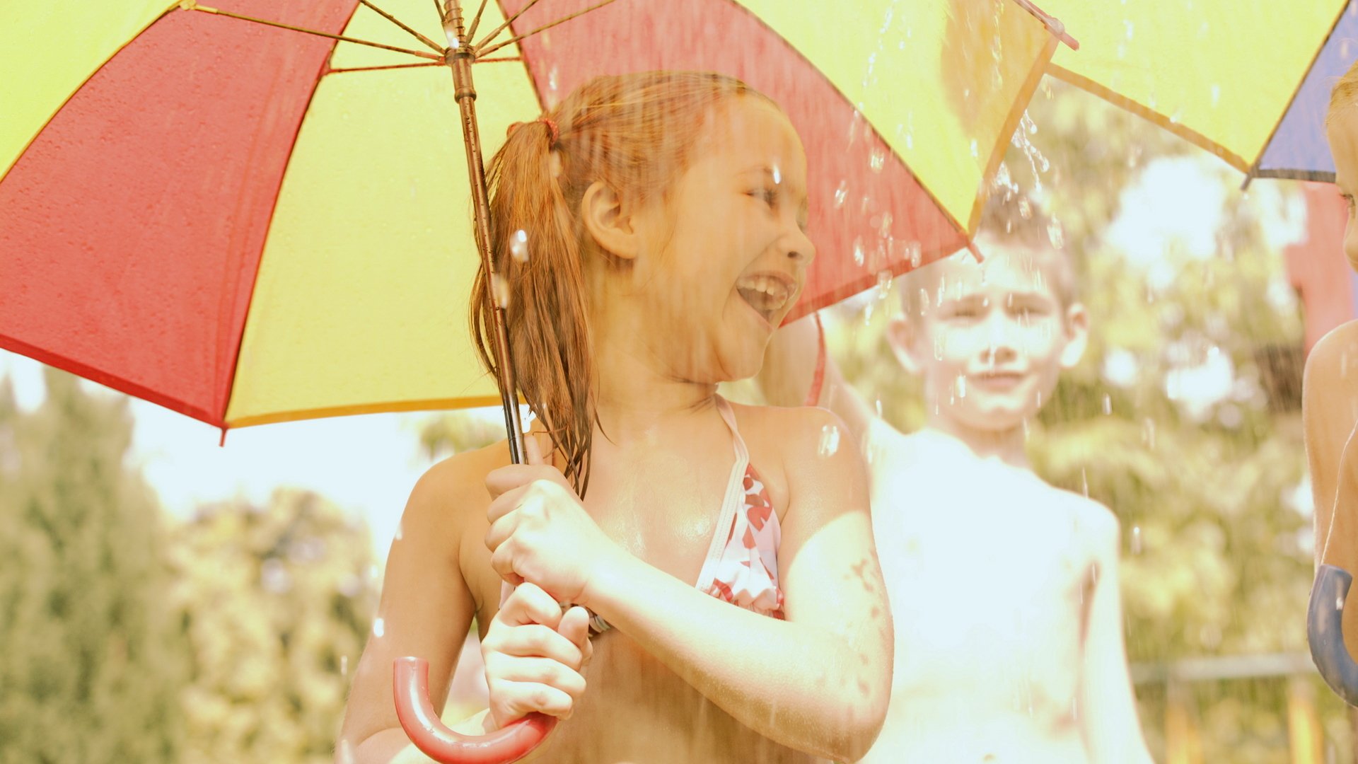 enfants enfant bébé fille garçon parapluie pluie joie amusement