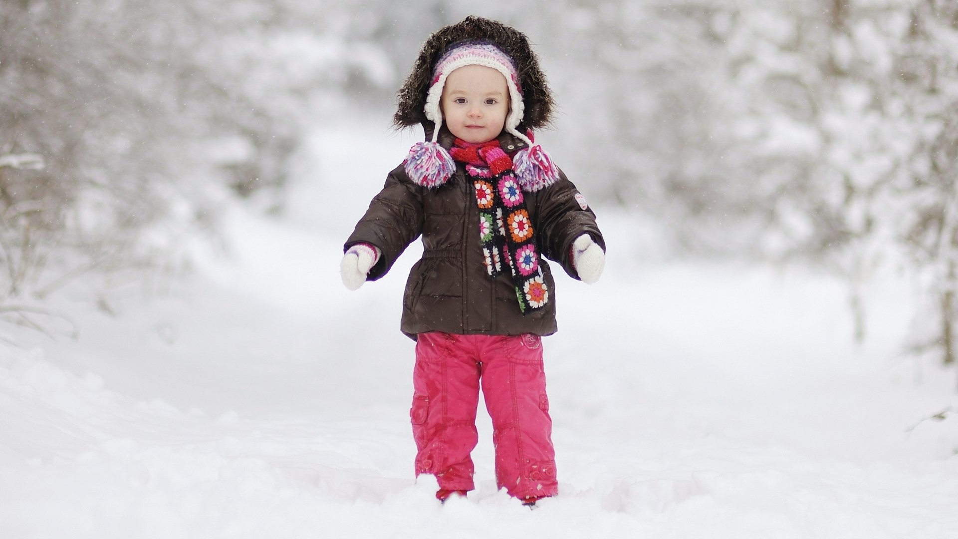 ragazza solitario inverno carino elegante felicità gioia bambino infanzia neve cappotto bambina solitario inverno carino bello bambini