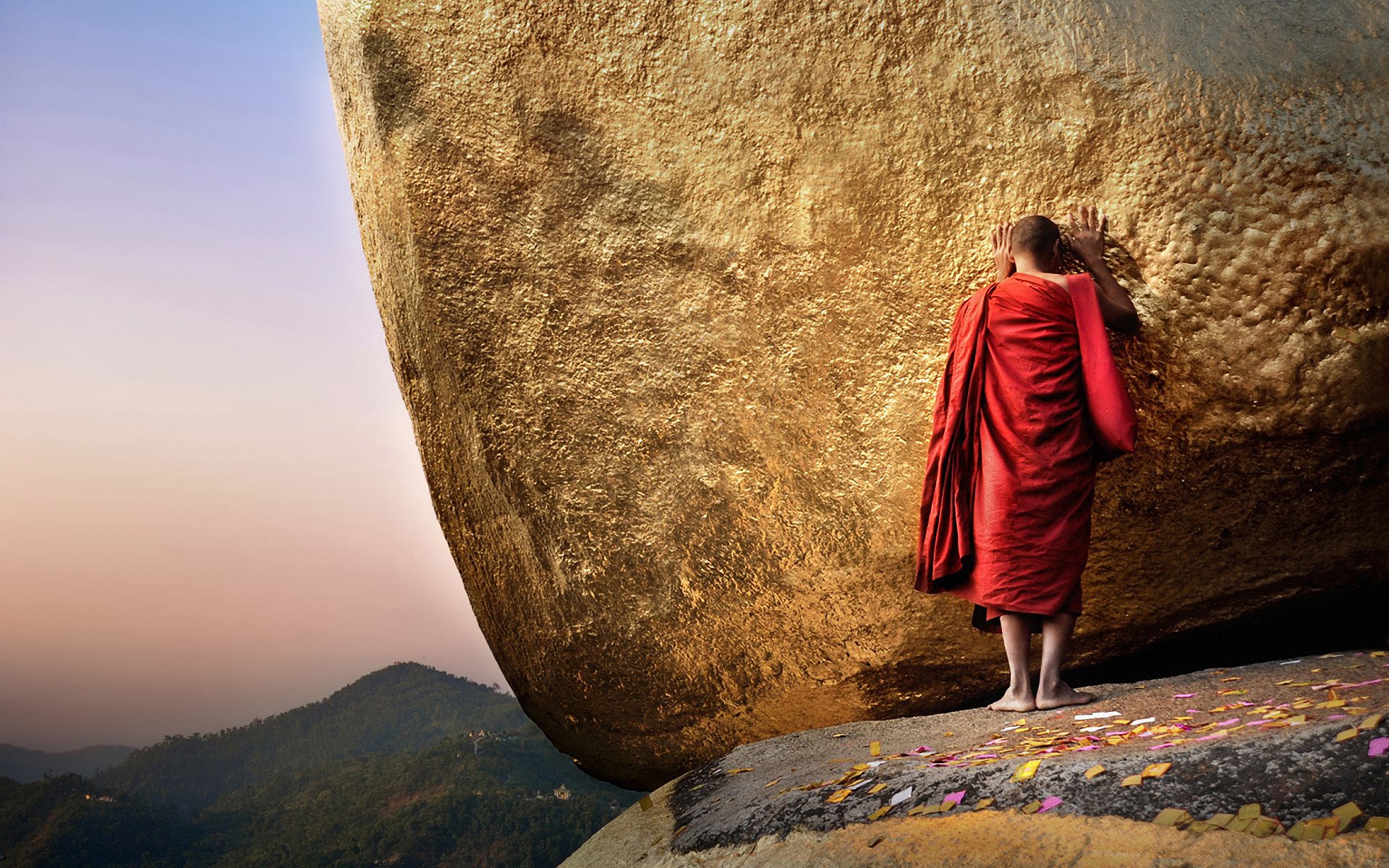 buddha chaittijo pagode goldener berg mönch burma myanmar