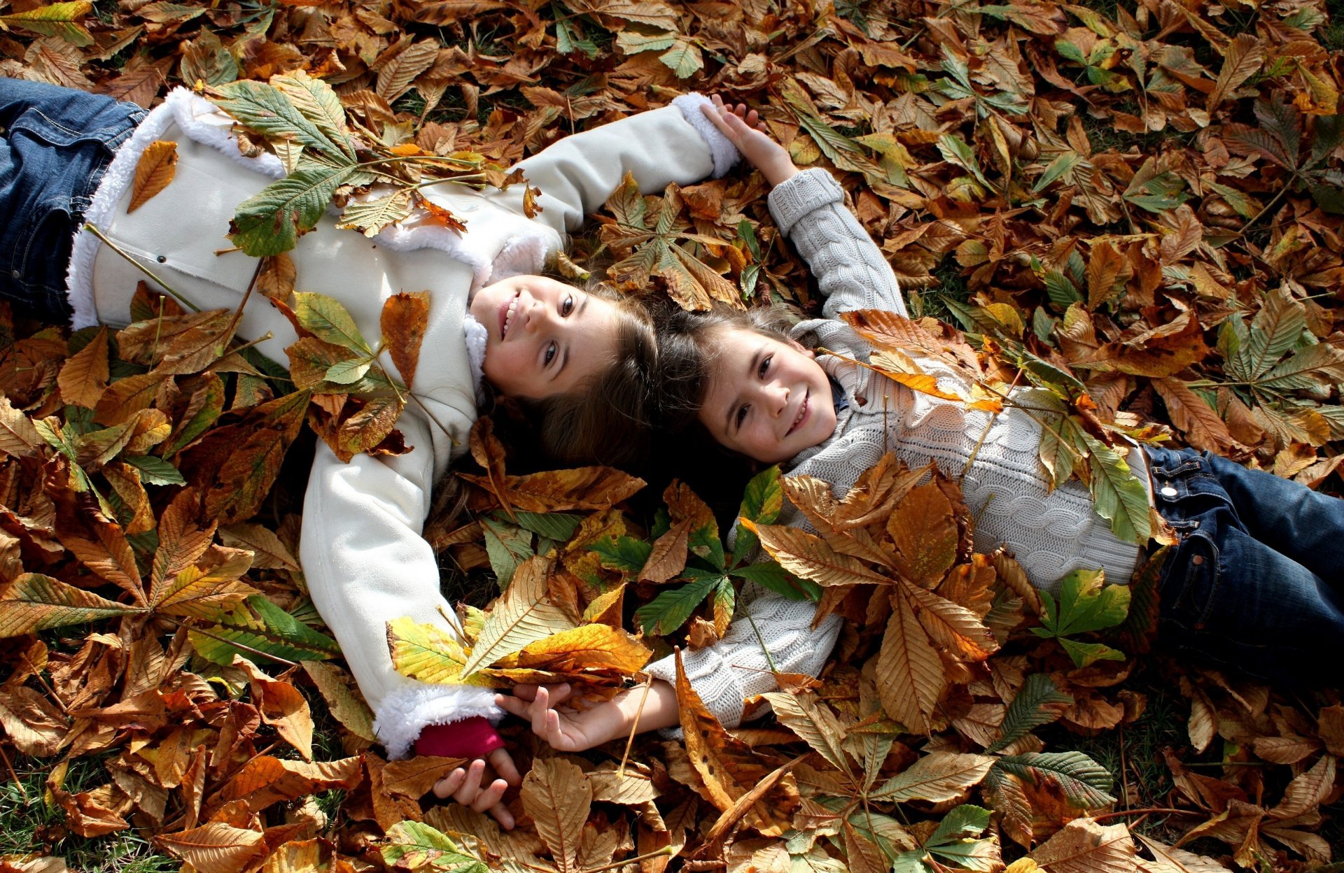 stimmung freude glück lächeln kinder kind junge mädchen natur herbst blätter