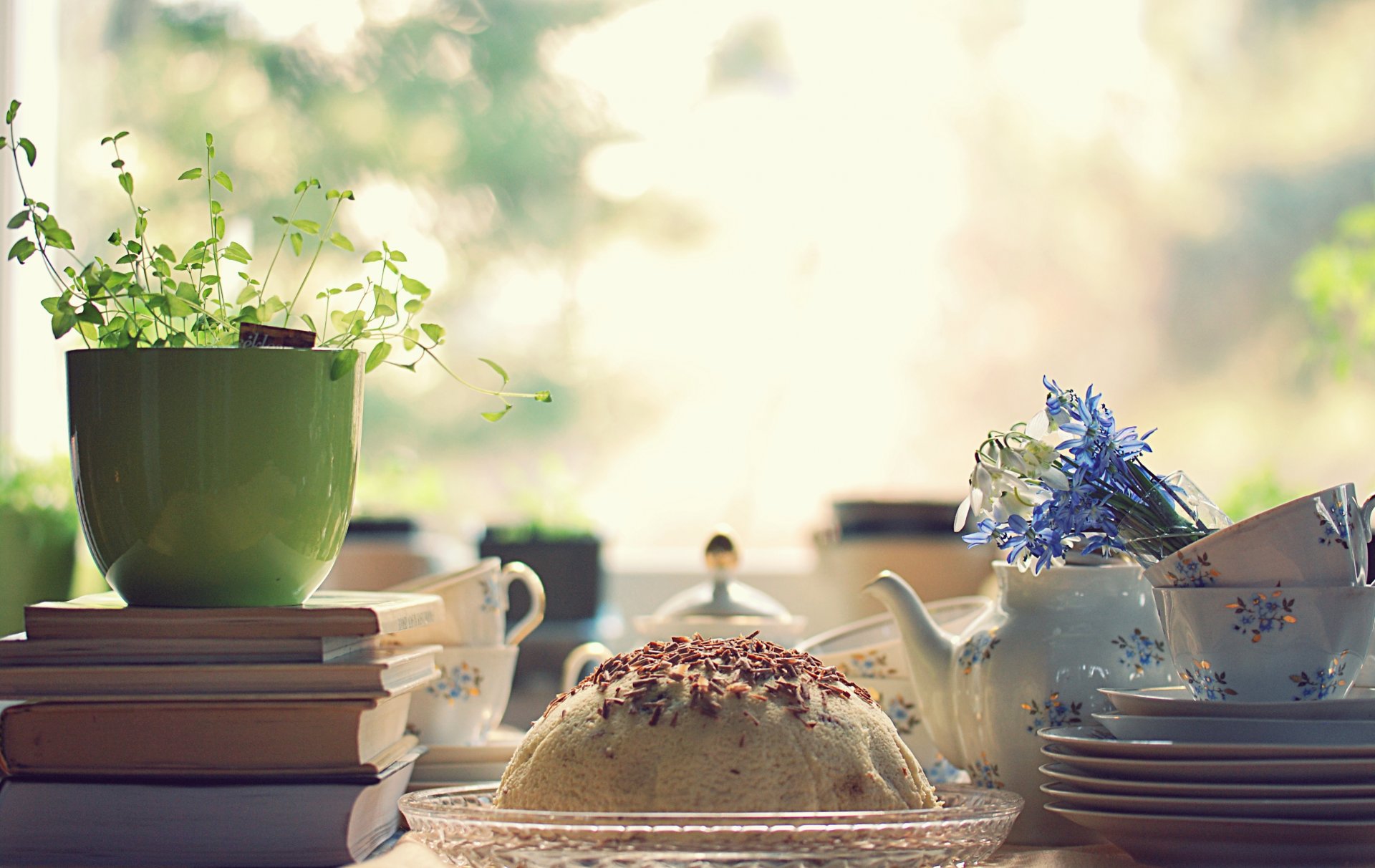 morgen tisch geschirr tassen set bücher blumen kuchen frühstück licht stimmung