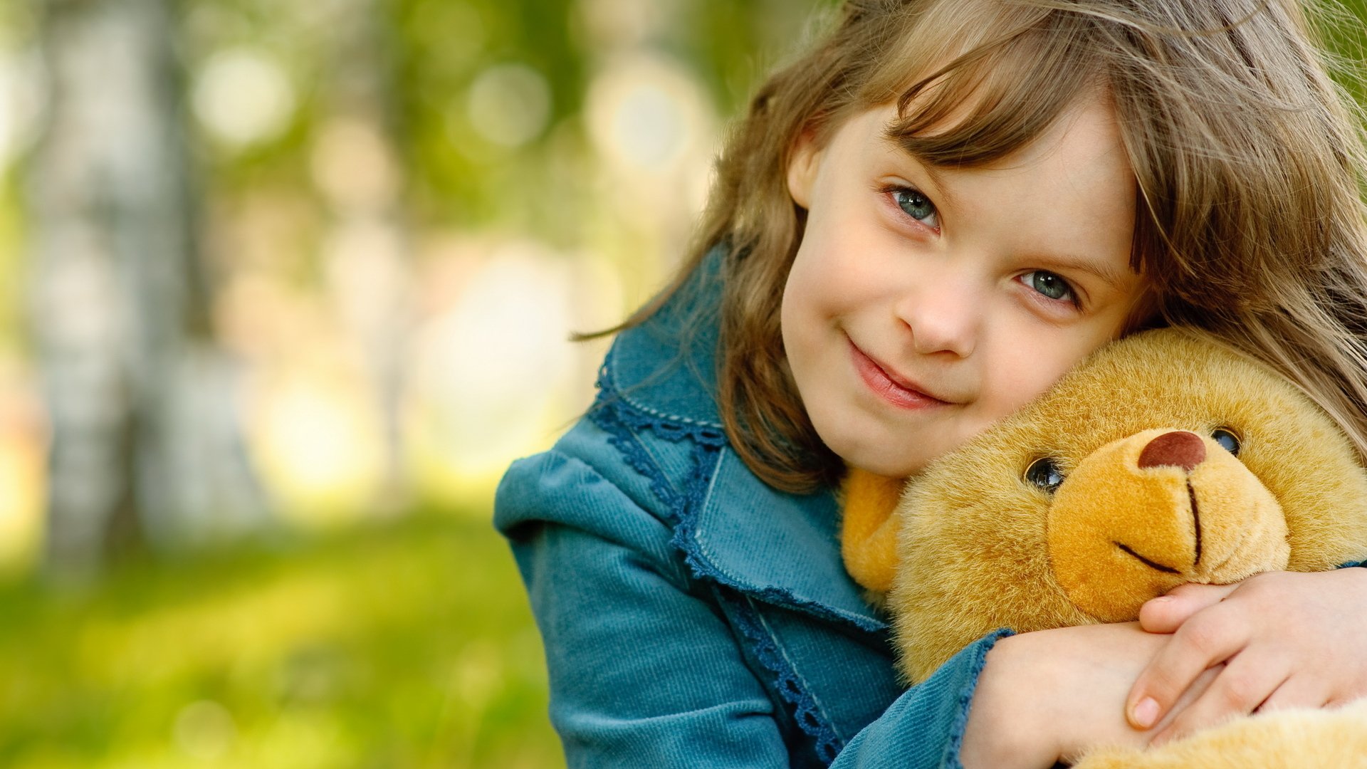 stimmung kind mädchen zierlich teddybär unverzichtbarer freund lächeln freude braunhaarige haare natur hintergrund