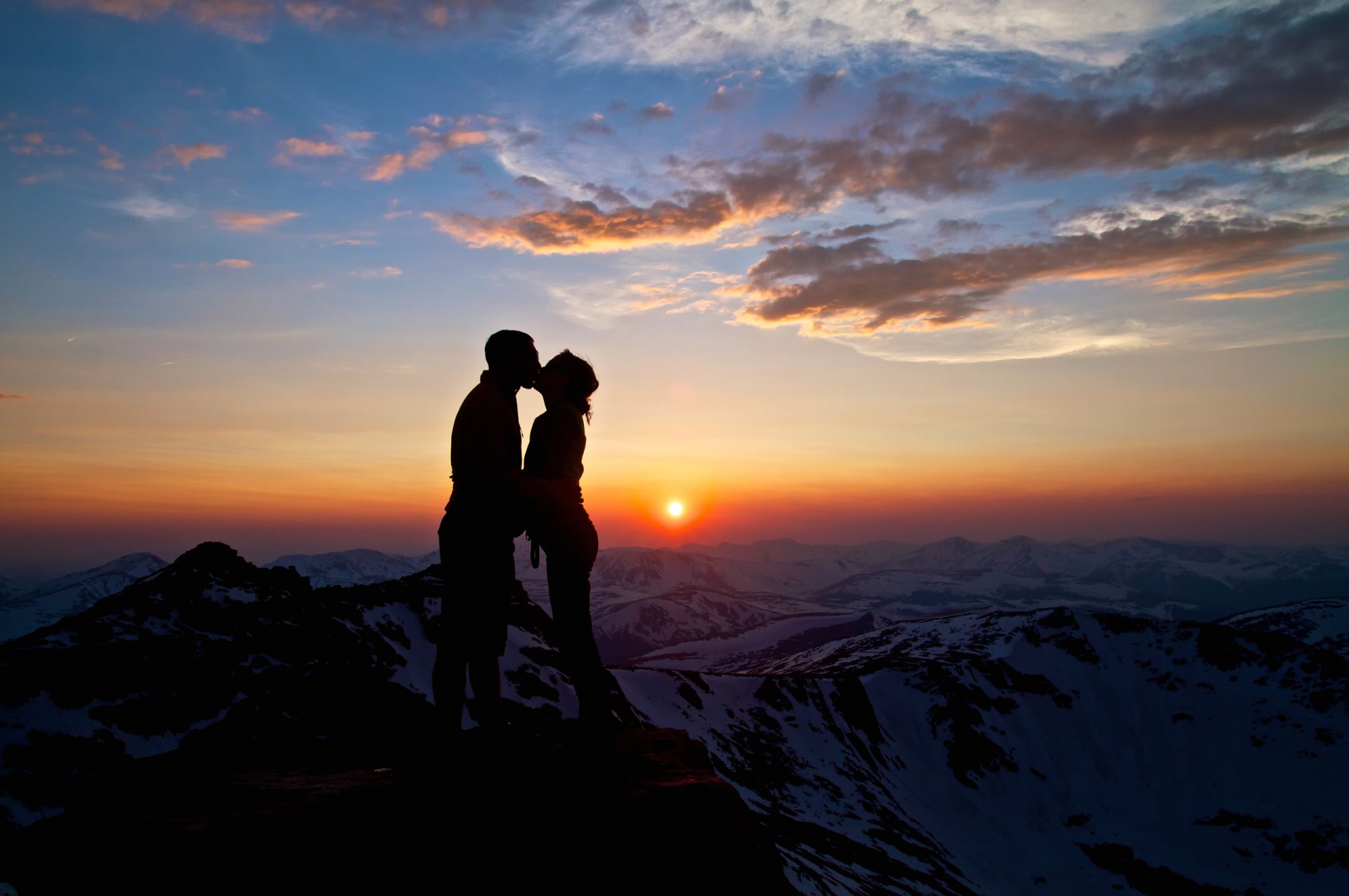 amor beso él ella montañas cielo