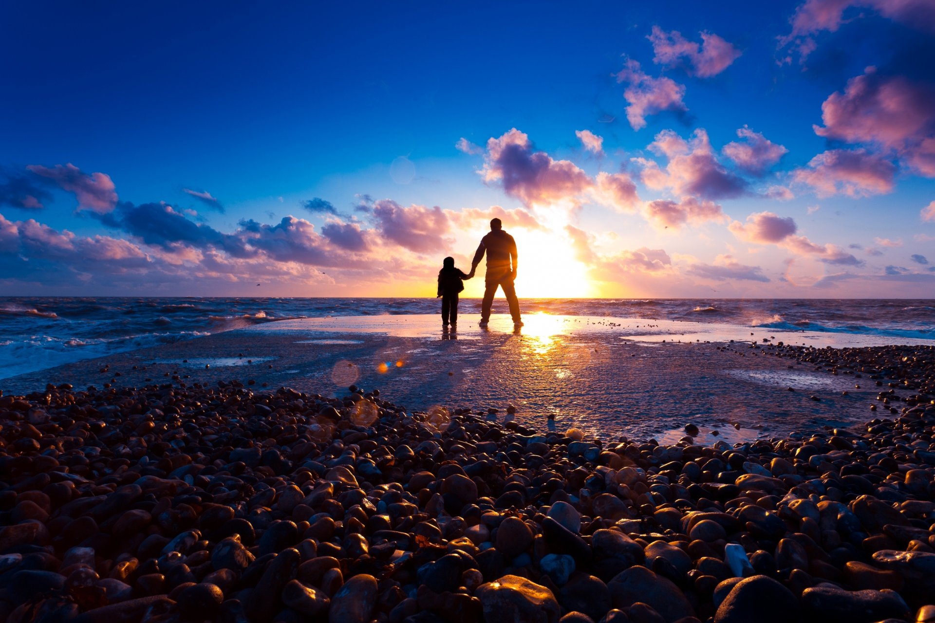 küste meer steine strand sonnenuntergang sonne strahlen licht kerl junge silhouette stimmung