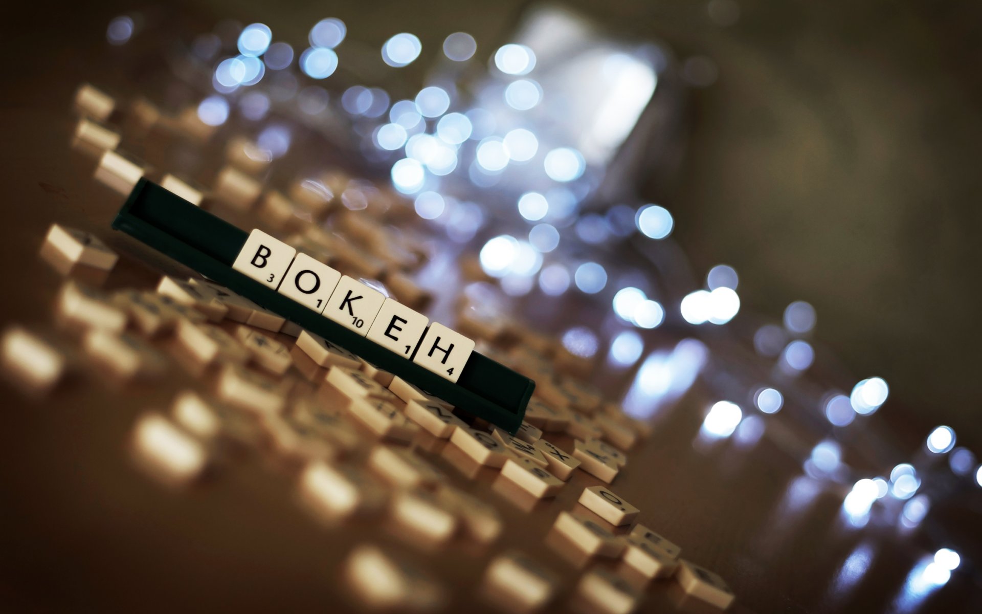 dés dés lettres chiffres jeu divertissement sur la table bokeh lumière éblouissement