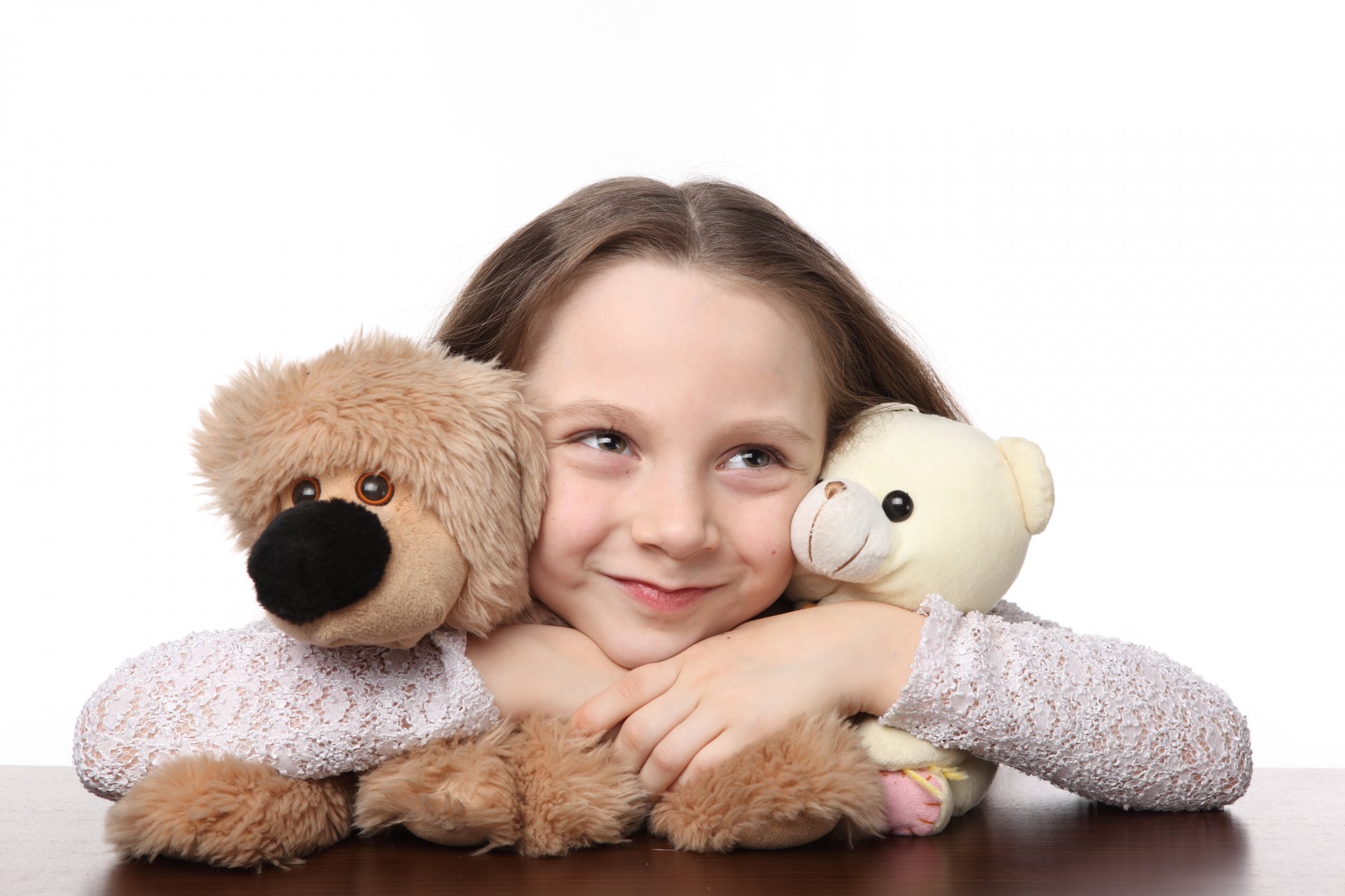 nettes kleines mädchen kind glück kleines mädchen kinder spielzeug puppe freude lächeln teddybär puppen niedlich