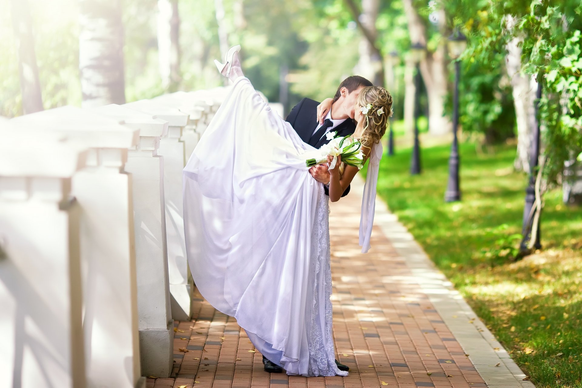 hochzeit braut blumenstrauß sommer kleid stimmung