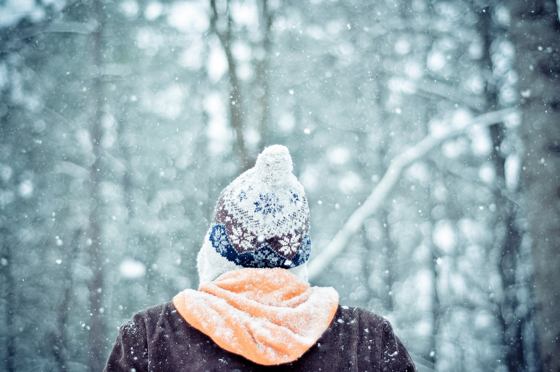 inverno neve foresta umore uomo ragazzo cappello