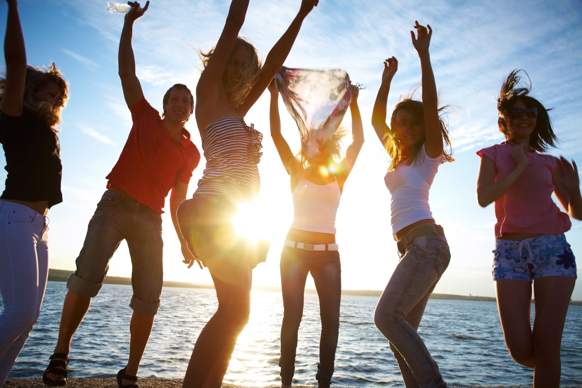 danza spiaggia compagnia discoteca divertimento spensierato vacanza sera festival ragazze gruppo felicità relax salto uomini musica partito uomo relazione mare; riva silhouette sei studenti estate sole