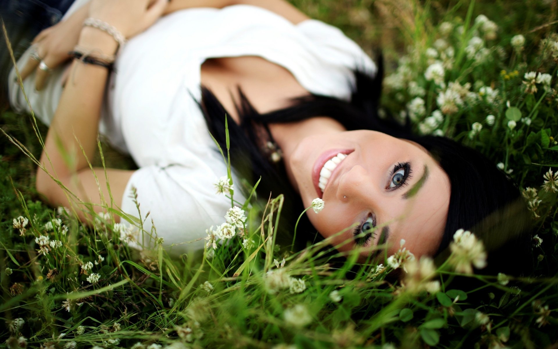 ragazze bruna natura verde erba fiori viso sorriso sguardo