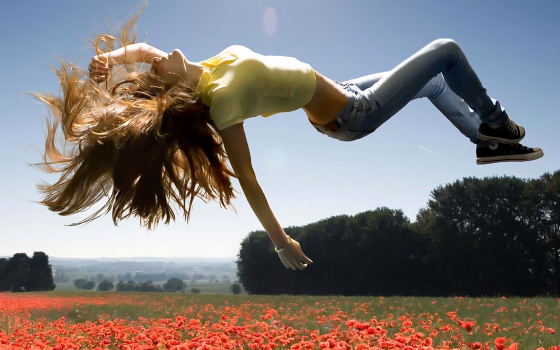 estados de ánimo chicas chica despegue naturaleza paisaje jeans zapatillas de deporte cabello morena flores cielo nubes