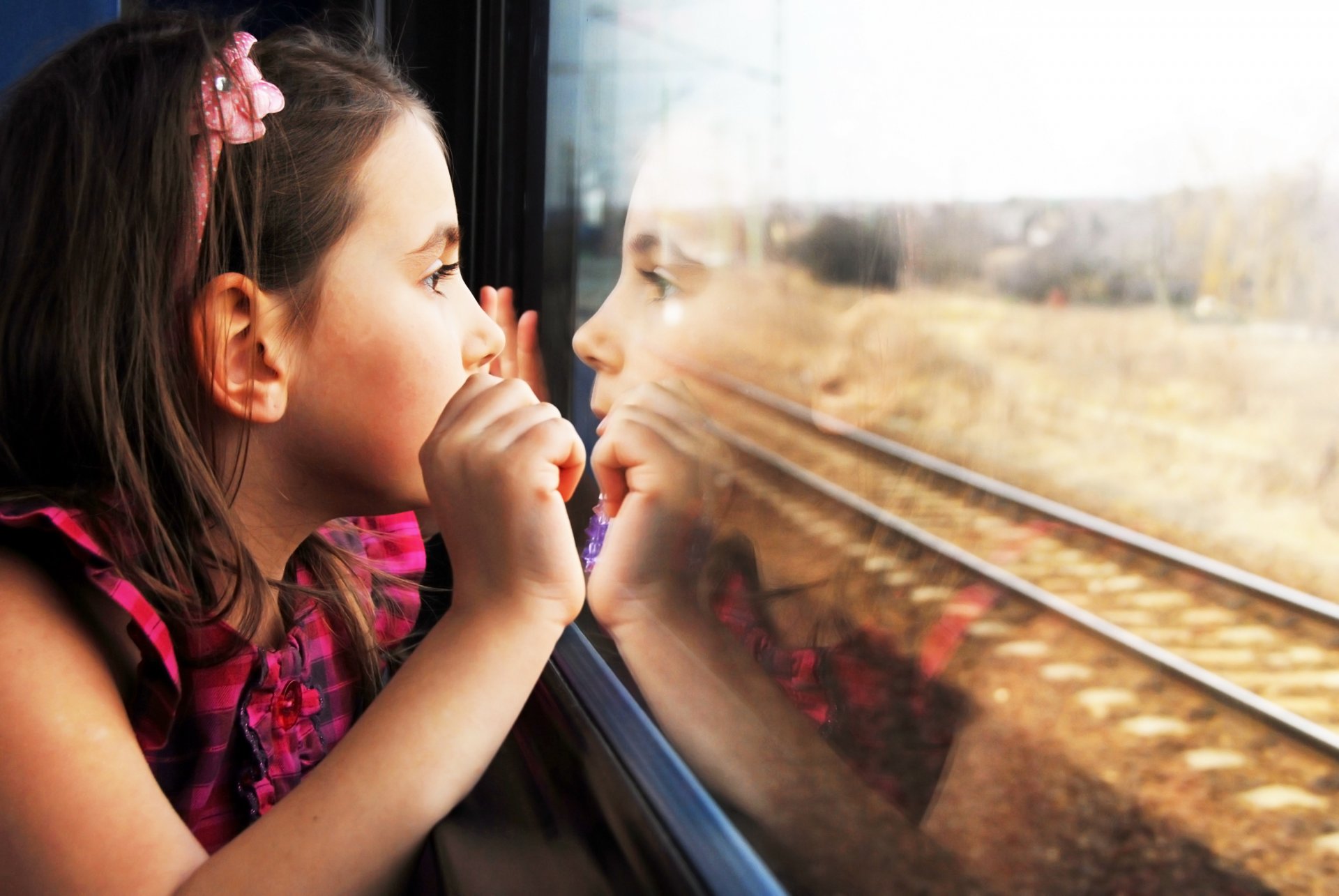 jolie fille fenêtre de train tristesse enfant solitaire réflexion fenêtre de train tristesse mignon enfants solitaire