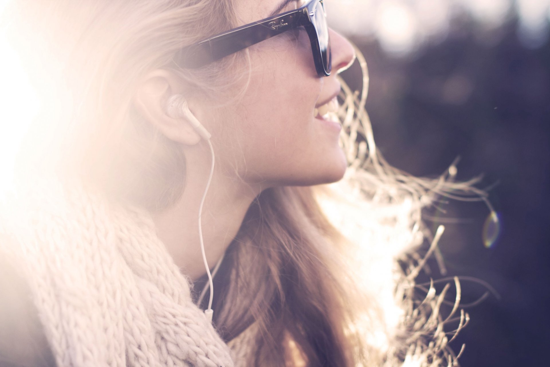 stimmung lächeln mädchen licht strahlen sonne musik kopfhörer schal