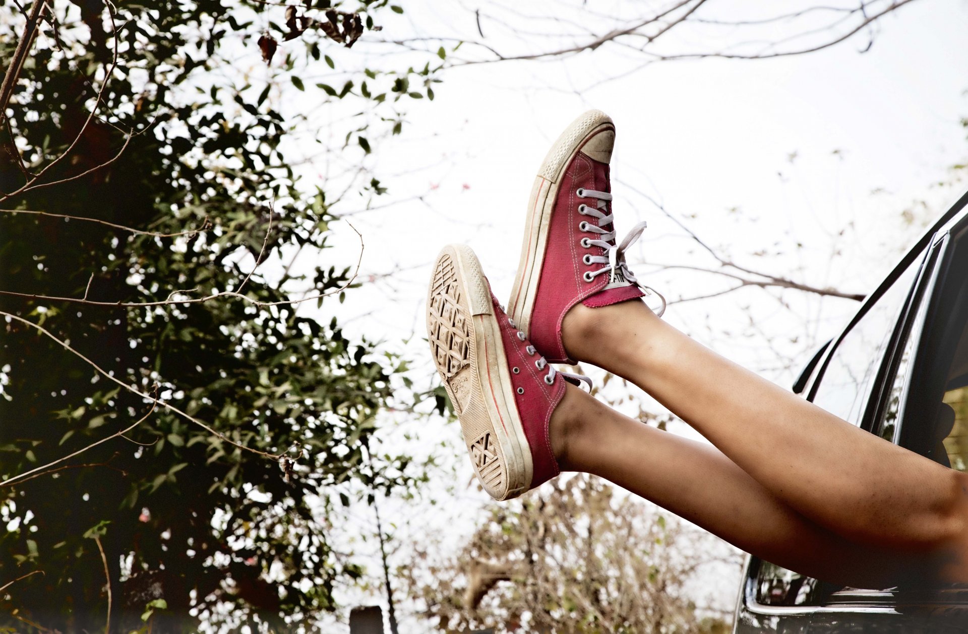 pieds baskets rouge chaussures voiture buissons ciel