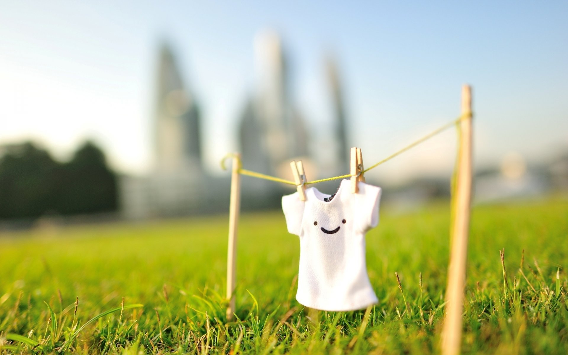 t-shirt smile smile clothespin