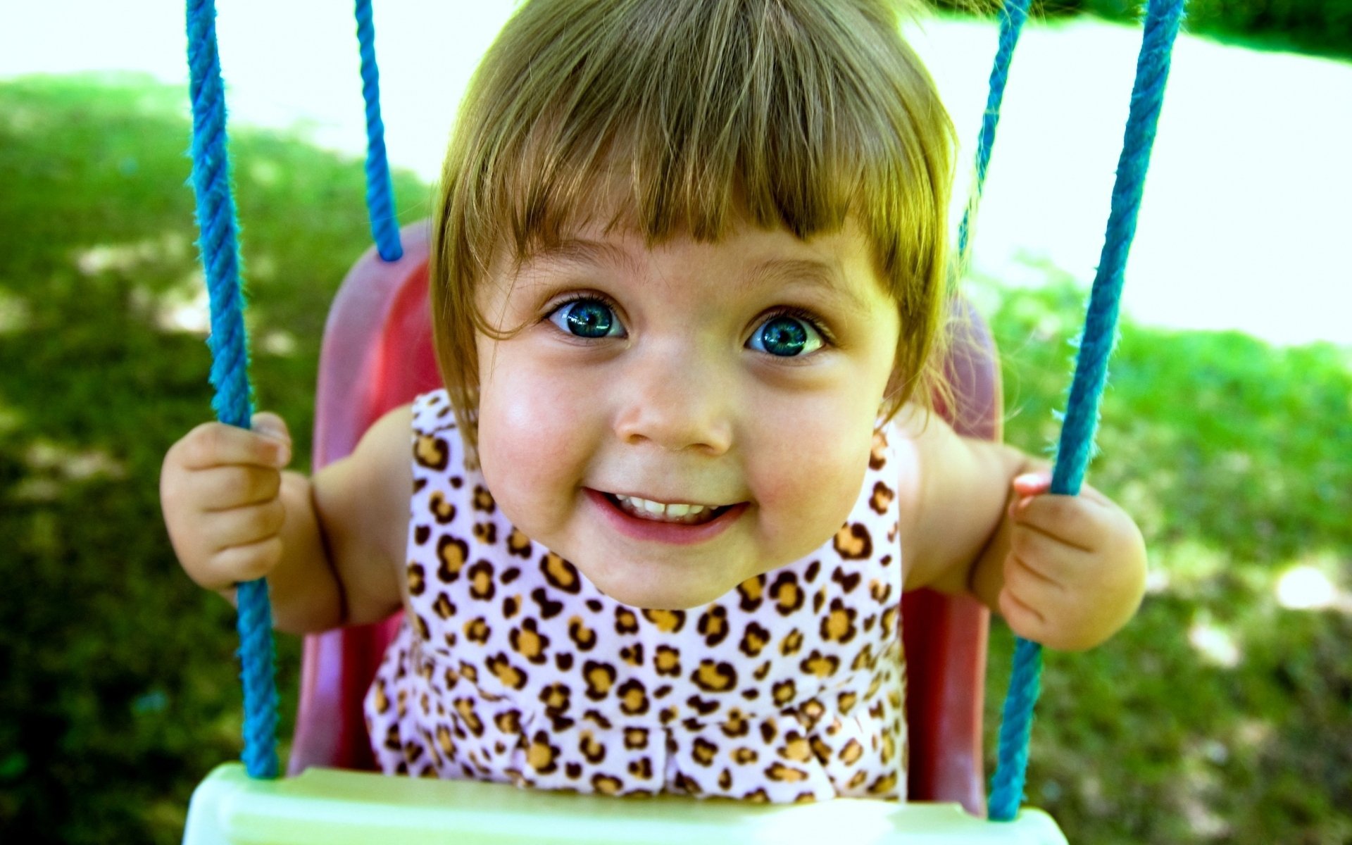 enfant fille sourire joie balançoire