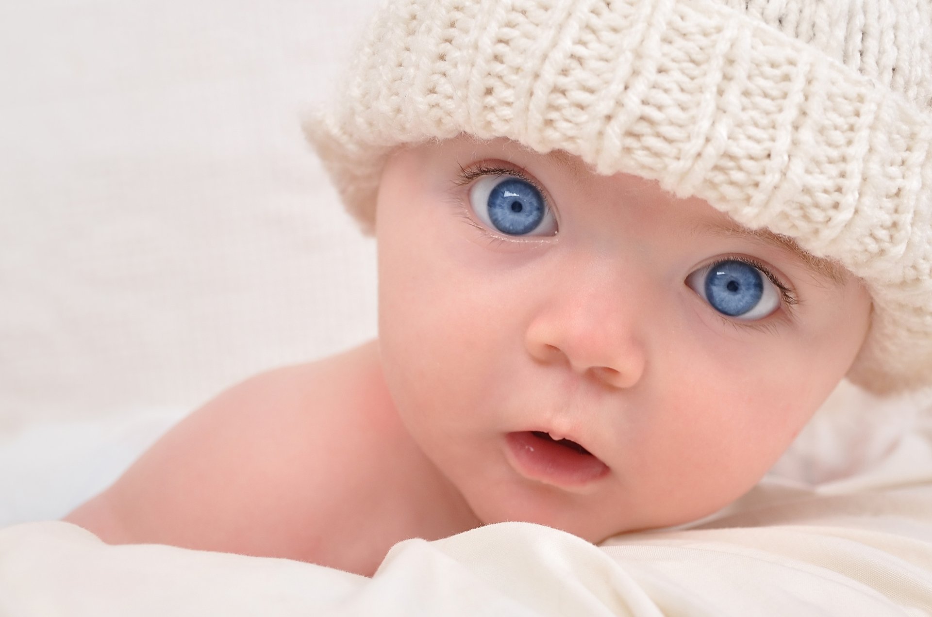 heureux bébé grands beaux yeux bleus enfants enfant en bas âge enfant bébé