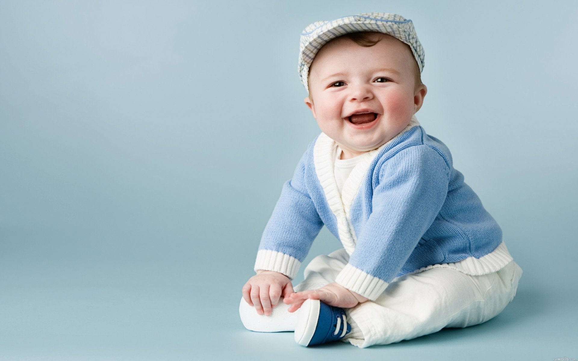 kind kinder kleinkind kleinkinder junge mann lächeln positiv freude glück kindheit kleinkind