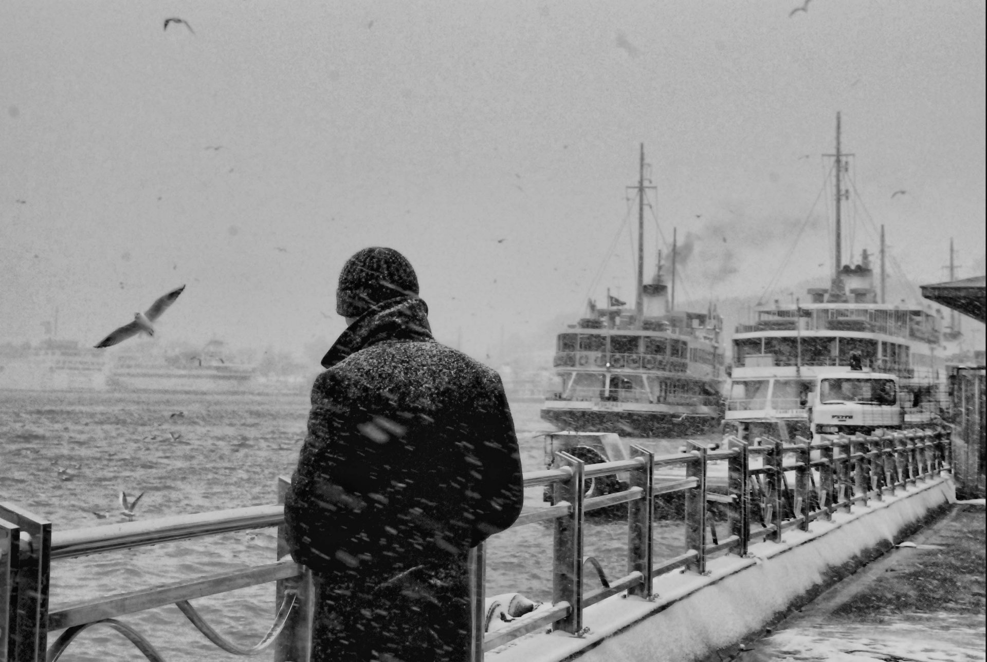 schwarz und weiß mann mann meer schiffe hafen möwen schnee zaun nostalgie erinnerungen gedanken nachdenklichkeit einsamkeit traurigkeit