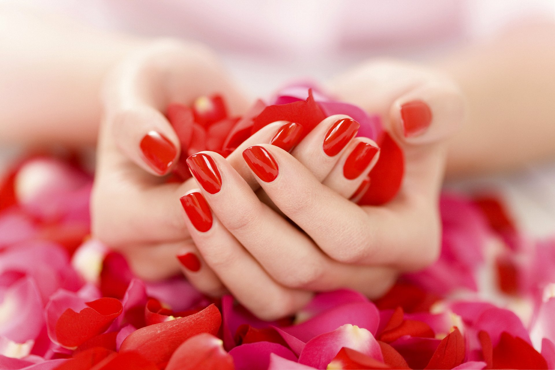 mani manicure smalto rosso petali delicatamente