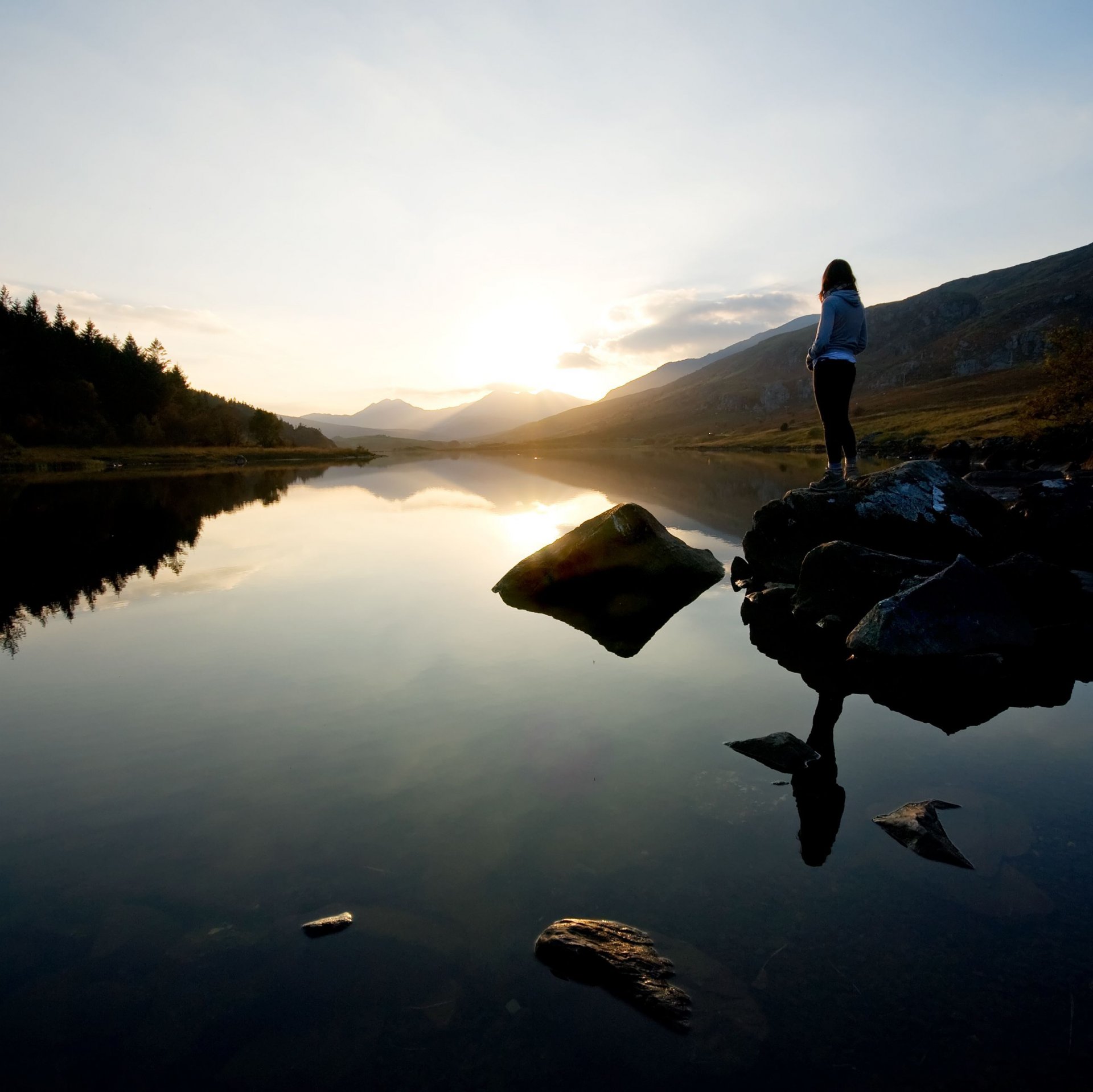 montagne tramonto ragazza lago umore tranquillo cielo nuvole