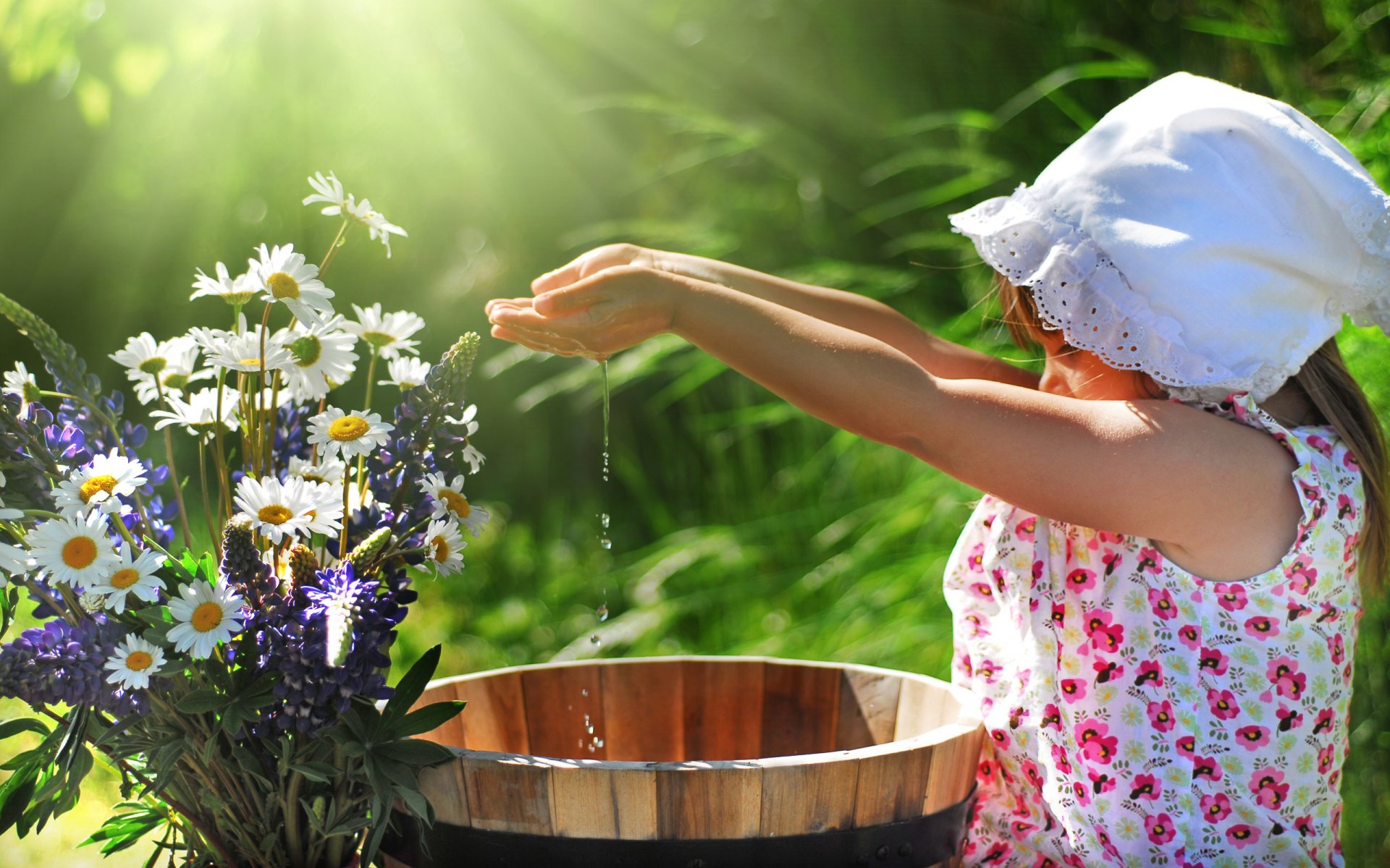 ragazza prendisole fazzoletto palme acqua gocce fiori margherite verde primavera