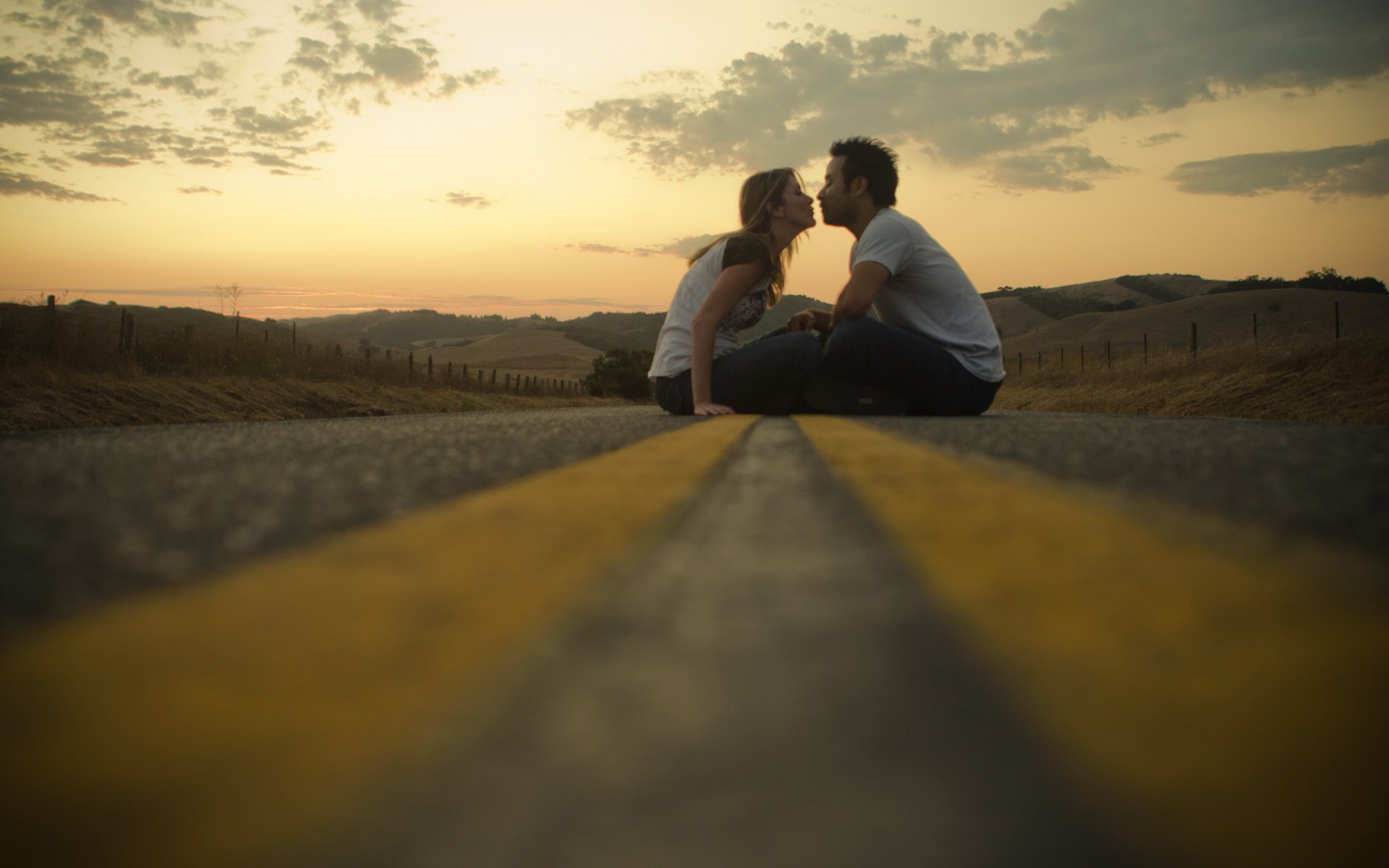 estado de ánimo pareja parejas parejas personas amantes carretera macro enfoque caminos cielo camino caminos beso besos parejas fondos de pantalla amantes fondos de pantalla amor fondos de pantalla