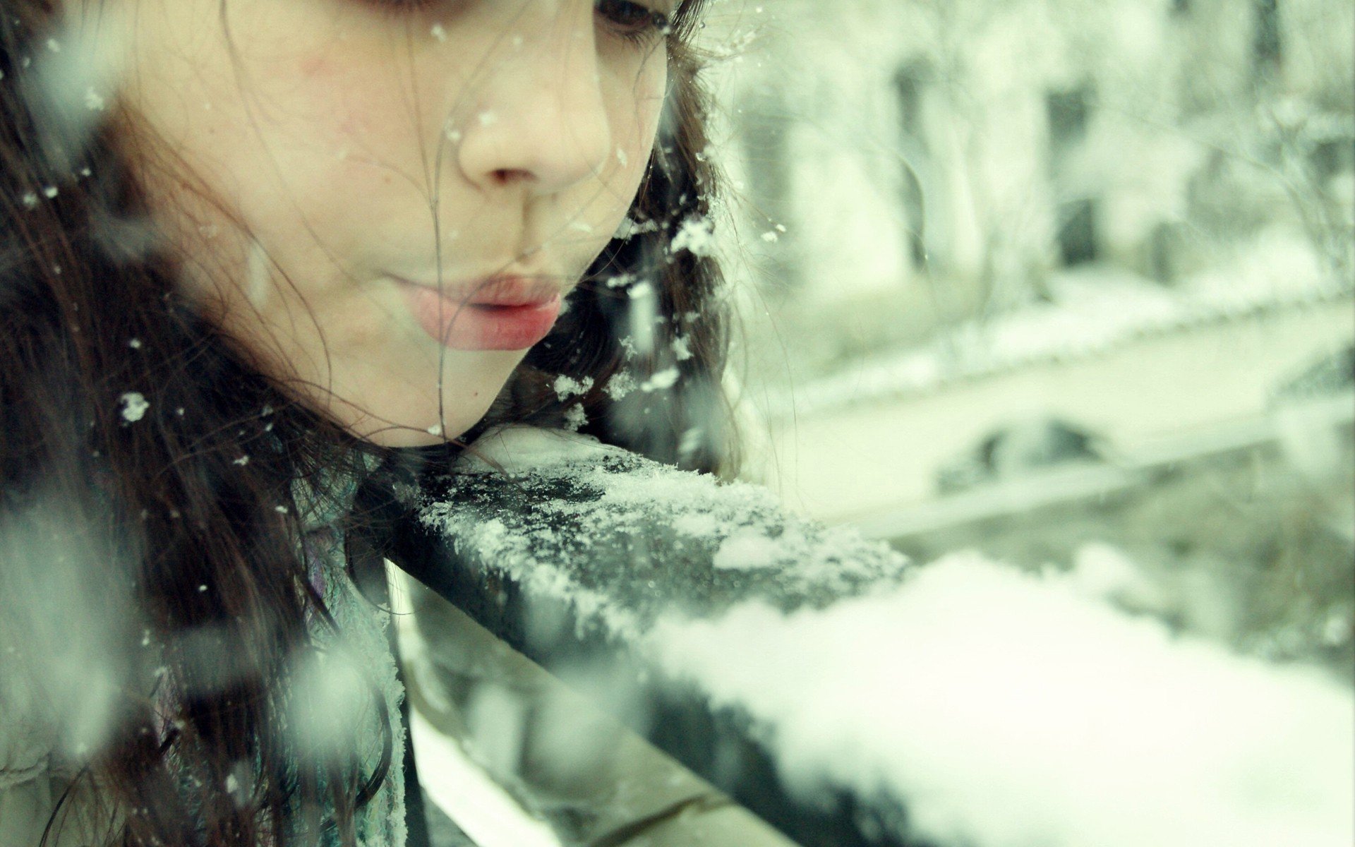 humor niños chica chica morena invierno nieve copos de nieve sombrero