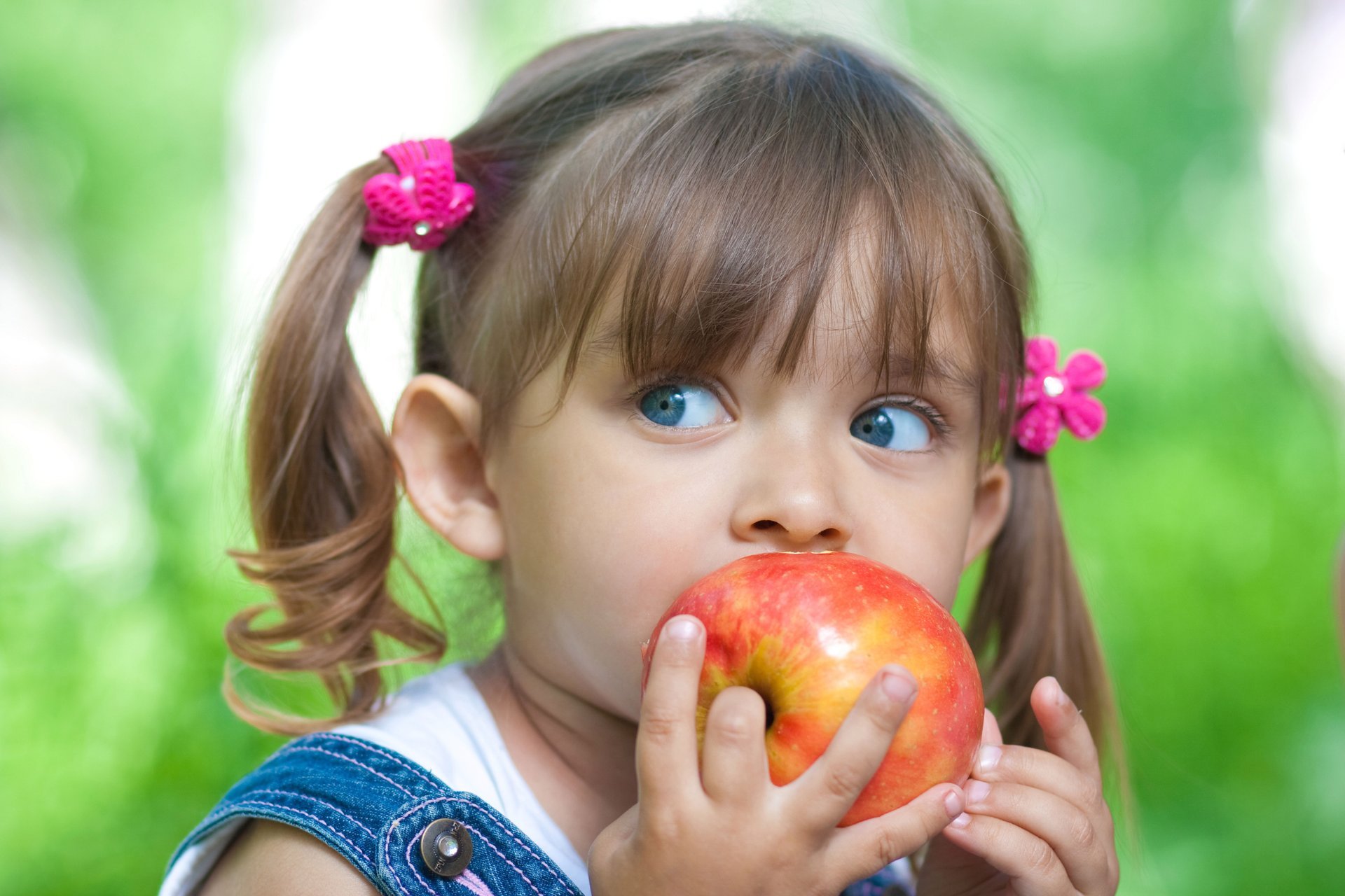 jeune fille rouge pomme bleu yeux vue rouge