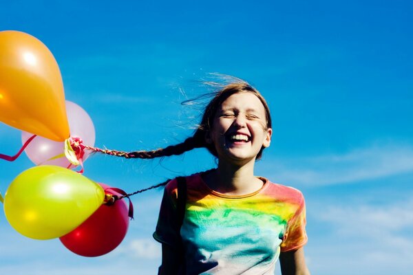 Globos atados a una niña por ambas trenzas