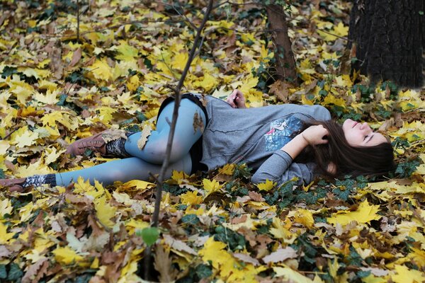 Jesienna sesja zdjęciowa w opadłych liściach